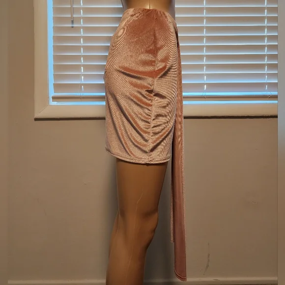 Pink velvet Pretty Little Things mini skirt - Picture 2 of 3